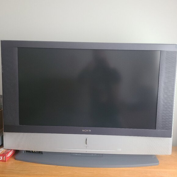 Sony TV - Picture 1 of 3
